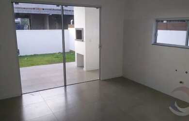 Imagem: A casa possui 3 Dormitórios, 3 Banheiros, 2 Vagas na garagem