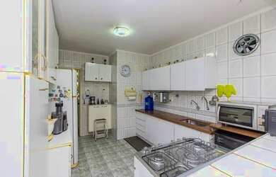 Imagem: A casa possui 4 Dormitórios, 3 Banheiros, 2 Vagas na garagem