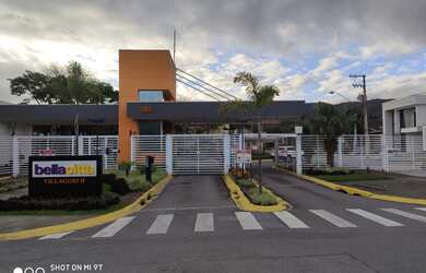 Imagem: A casa possui 4 Dormitórios, 5 Banheiros, 4 Vagas na garagem