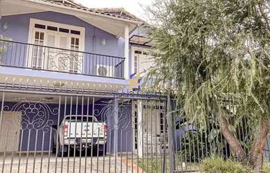 Imagem: A casa possui 4 Dormitórios, 5 Banheiros, 4 Vagas na garagem