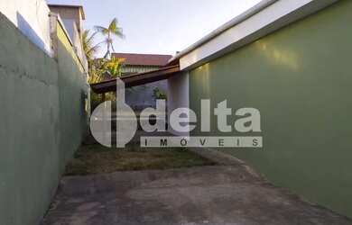 Imagem: A casa possui 3 Dormitórios, 1 Banheiro, 1 Vaga na garagem