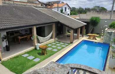 Imagem: A casa possui 3 Dormitórios, 3 Banheiros, 4 Vagas na garagem