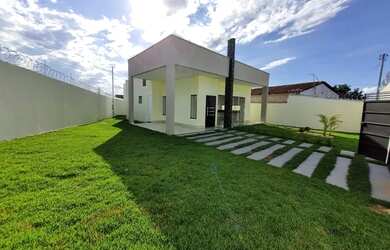 Imagem: A casa possui 3 Dormitórios, 2 Banheiros, 4 Vagas na garagem