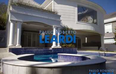 Imagem: A casa em condomínio possui 4 Dormitórios, 4 Banheiros, 4