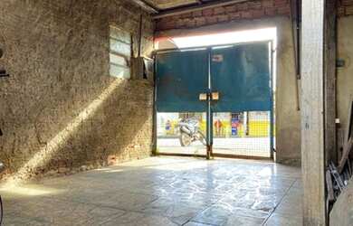 Imagem: A casa possui 3 Dormitórios, 1 Banheiro e 1 Vaga na garagem