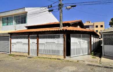 Imagem: A casa e possui 3 Dormitórios, Suítes, 2 Banheiros, 2 Vagas