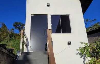 Imagem: A casa possui 1 Dormitório, 2 Banheiros e está localizado