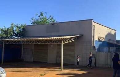 Imagem: O depósito possui 2 Vagas na garagem, 80m² de Área e está