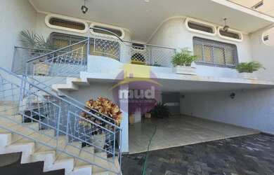 Imagem: A casa possui 4 Dormitórios, 5 Banheiros, 4 Vagas na garagem