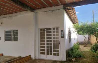 Imagem: A casa possui 3 Dormitórios, 3 Banheiros, 5 Vagas na garagem