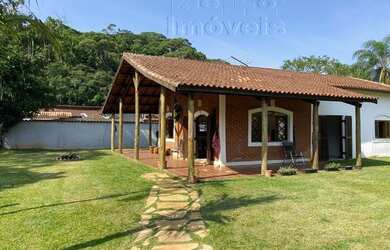 Imagem: A casa possui 3 Dormitórios, 2 Banheiros, 3 Vagas na garagem