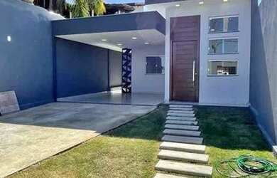 Imagem: A casa possui 3 Dormitórios, 2 Banheiros, 2 Vagas na garagem