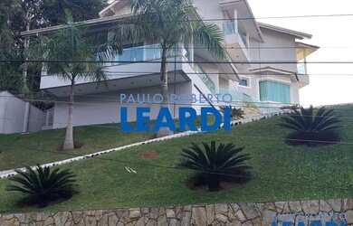 Imagem: A casa em condomínio possui 4 Dormitórios, 5 Banheiros, 4