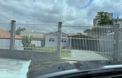 Imagem: A casa possui 4 Dormitórios, 3 Banheiros, 2 Vagas na garagem