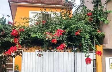 Imagem: A casa possui 5 Dormitórios, 4 Banheiros, 2 Vagas na garagem