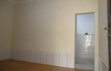 Imagem: A casa possui 1 Dormitório, 1 Banheiro, 1 Vaga na garagem