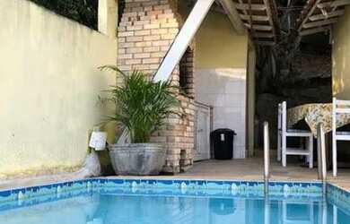 Imagem 1: Casa em Cabo Frio com piscina próxima à praia do Forte