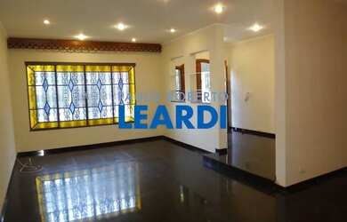 Imagem: A casa possui 4 Dormitórios, 5 Banheiros, 2 Vagas na garagem