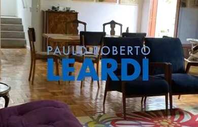 Imagem: A casa possui 3 Dormitórios, 4 Banheiros, 2 Vagas na garagem