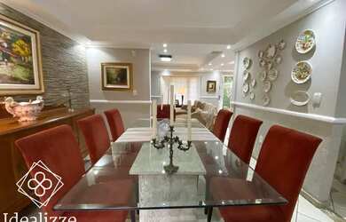 Imagem: A casa possui 4 Dormitórios, 1 Banheiro, 2 Vagas na garagem