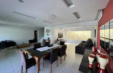 Imagem: A casa em condomínio possui 4 Dormitórios, 5 Banheiros, 2