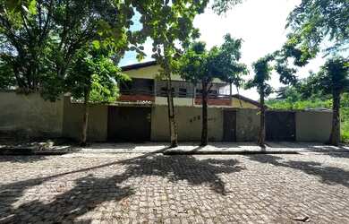 Imagem: A casa possui 4 Dormitórios, 4 Banheiros, 5 Vagas na garagem