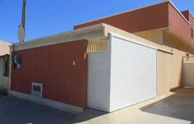 Imagem: A casa possui 2 Dormitórios, 2 Banheiros, 1 Vaga na garagem