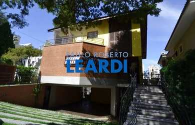 Imagem: A casa possui 4 Dormitórios, 5 Banheiros, 3 Vagas na garagem