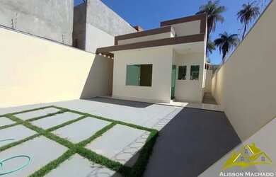 Imagem: A casa possui 3 Dormitórios, 2 Banheiros, 2 Vagas na garagem