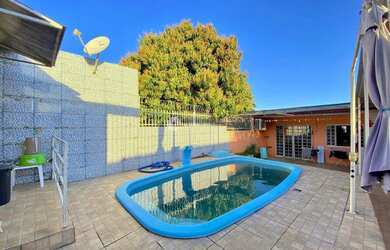 Imagem: A casa possui 4 Dormitórios, 2 Banheiros, 2 Vagas na garagem