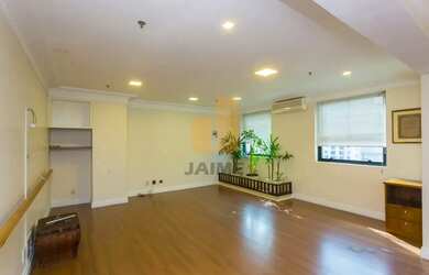 Imagem: O depósito possui 5 Vagas na garagem, 115m² de Área e está