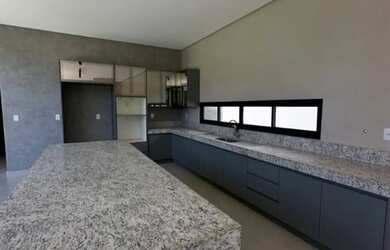 Imagem: A casa em condomínio possui 4 Dormitórios, 5 Banheiros, 4