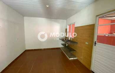 Imagem: A casa possui 2 Dormitórios, 1 Banheiro, 2 Vagas na garagem