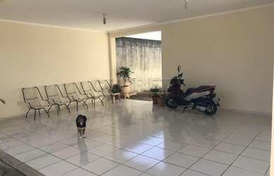 Imagem: A casa possui 3 Dormitórios, 2 Banheiros, 3 Vagas na garagem