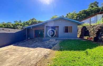 Imagem: A casa possui 3 Dormitórios, 1 Banheiro, 4 Vagas na garagem