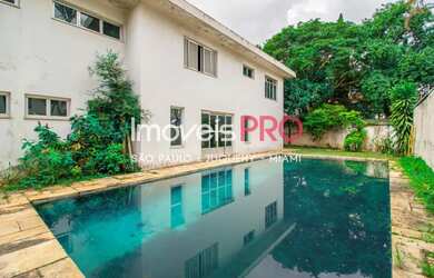 Imagem: A casa possui 4 Dormitórios, 5 Banheiros, 4 Vagas na garagem