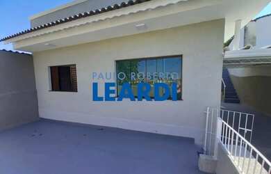 Imagem: A casa possui 2 Dormitórios, 2 Banheiros, 2 Vagas na garagem