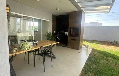 Imagem: A casa em condomínio possui 4 Dormitórios, 5 Banheiros, 4