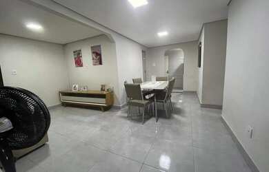 Imagem: A casa possui 3 Dormitórios, 2 Banheiros, 4 Vagas na garagem