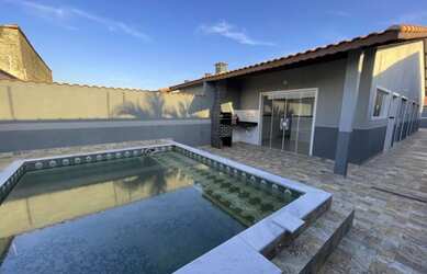 Imagem: A casa possui 3 Dormitórios e 2 Banheiros e está localizado