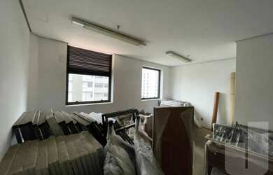 Imagem: O depósito possui 2 Vagas na garagem, 60m² de Área e está