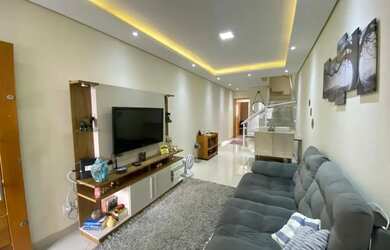 Imagem: A casa possui 3 Dormitórios, 3 Banheiros, 2 Vagas na garagem