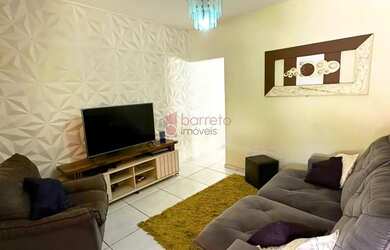 Imagem: A casa possui 2 Dormitórios, 2 Banheiros, 2 Vagas na garagem