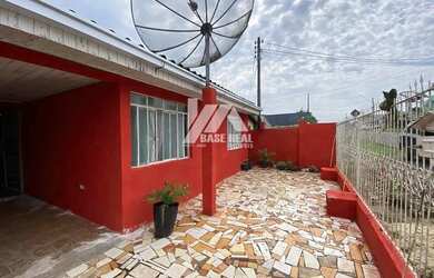 Imagem: A casa possui 3 Dormitórios, 2 Banheiros, 2 Vagas na garagem