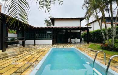 Imagem: A casa possui 4 Dormitórios, 5 Banheiros, 2 Vagas na garagem