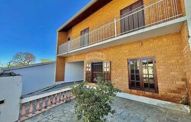 Imagem: A casa possui 3 Dormitórios, 3 Banheiros, 2 Vagas na garagem