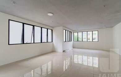 Imagem 4: Predio com conceito diferenciado, integrado à um prédio residencial...