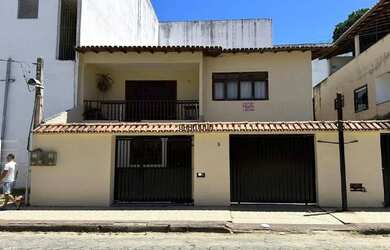 Imagem: A casa possui 3 Dormitórios, 3 Banheiros, 2 Vagas na garagem