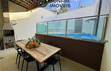 Imagem: A casa possui 4 Dormitórios, 3 Banheiros, 2 Vagas na garagem