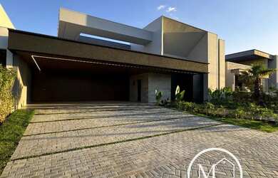 Imagem: A casa em condomínio possui 4 Dormitórios, 4 Banheiros, 2